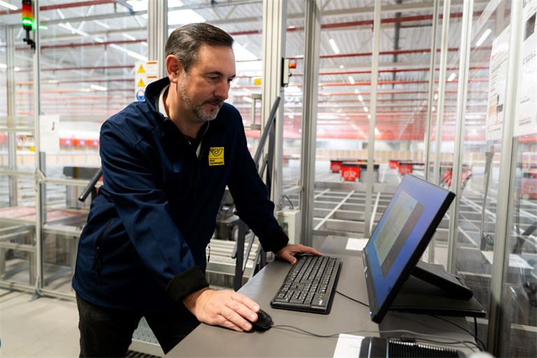 Mitarbeiter bedient Autostore